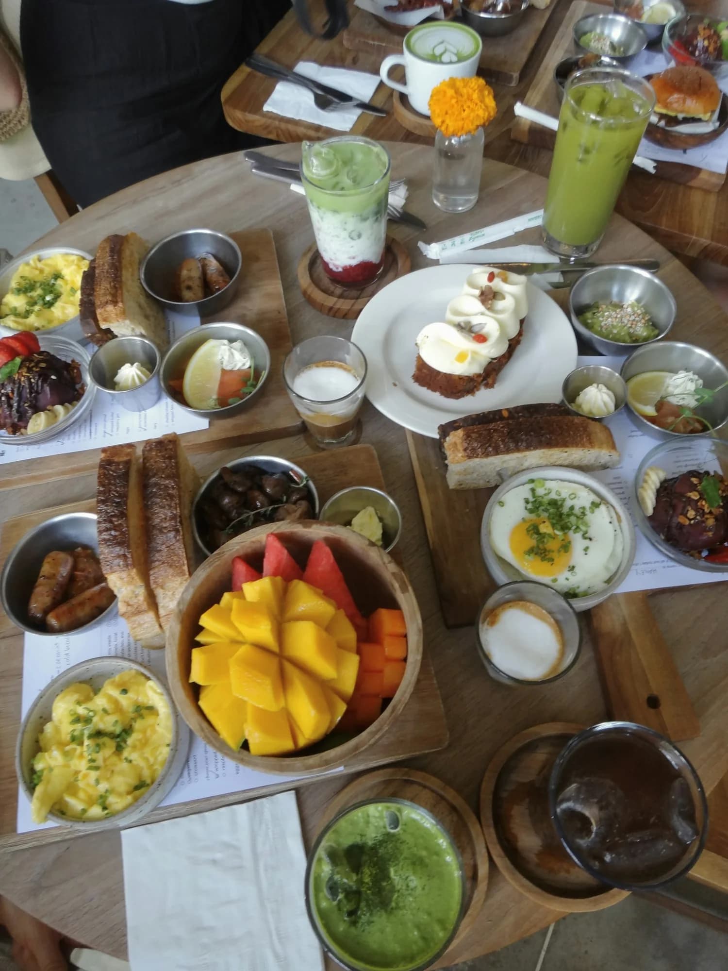 Cafe breakfast in Bali (illustrative; not a venue reviewed in this article)