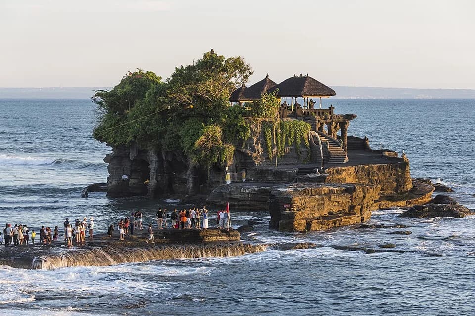 海に囲まれたタナロット寺院