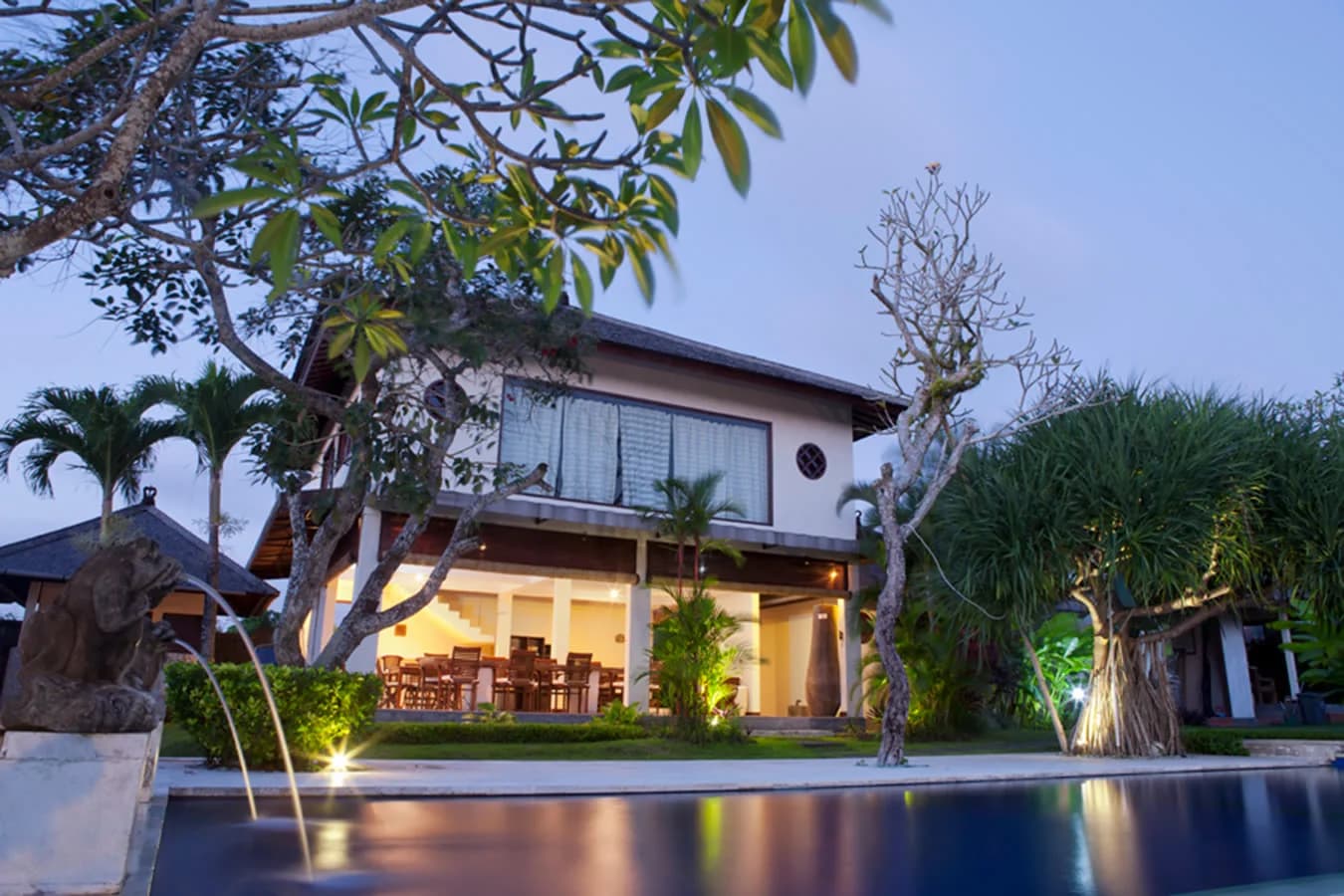 Rumah Wayan building and pool